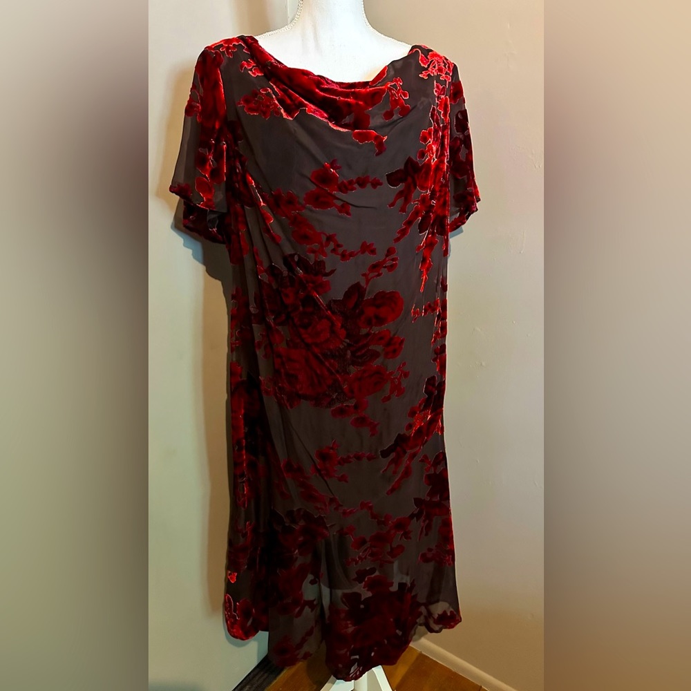 Red and black gown/dress for more elegant outings. Soft red velvet texture-14/16